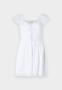 Vit kort klänning med fyrkantig halsringning, rynkad livdel, knytband och vågiga ärmar. Tillverkad av lätt tyg med en mjuk textur.