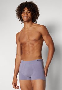 Lila Boxershorts aus weichem Stoff, mit einer engen Passform und einem Logobund. Das Design umfasst eine konturierte Tasche für Unterstützung.