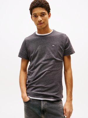 Kortärmad t-shirt i kolgrått med rund hals, med en vit innerkrage och en liten broderad logotyp på bröstet. Mjuk textur.