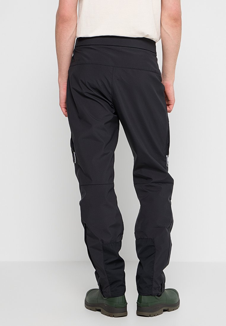 Schwarze Wandergamaschen aus strapazierfähigem, leichtem Material; verfügen über einen breiten Bund und seitliche Reißverschlusstaschen; schlanker Schnitt.