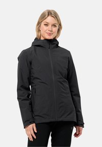 Giacca nera impermeabile con cappuccio, zip frontale e polsini elasticizzati; texture liscia e due tasche laterali; logo minimalista sul petto.