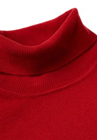 Czerwona swetrowa golf z prążkowanym kołnierzem i g ładką teksturą, o dopasowanym kroju i bez widocznych wzorów lub akcentów.