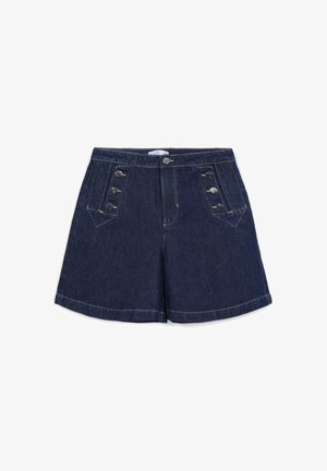 Shorts en denim bleu foncé avec une taille haute, des boutons décoratifs sur les côtés et des coutures contrastées le long des bords.