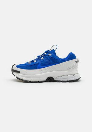 ZOOM VOMERO ROAM - Baskets basses - racer blue/summit white/black/university gold