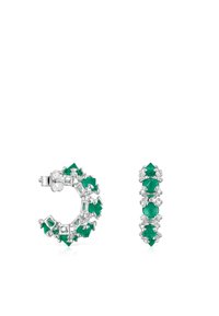 Pendientes de aro de piedra preciosa verde con acentos de plata; presentan formas mixtas que incluyen gotas y cuadrados, con un acabado texturizado.