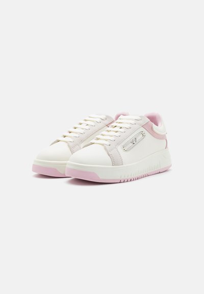 Witte sneakers met een glad leren bovenwerk en roze suède accenten. Voorzien van platte veters, een ronde neus en een gestructureerde rubberen zool.