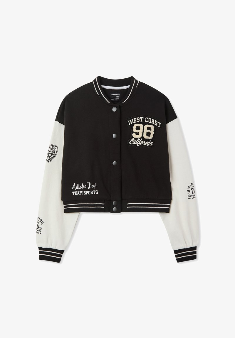Czarna i biała kurtka varsity z krótkim krojem, z wyszywanym tekstem, zatrzaskami i paskowanymi mankietami. Ozdobiona różnymi naszywkami.