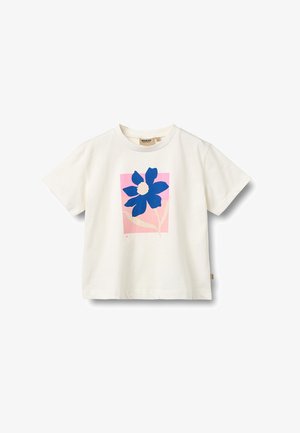 Weißes Kinder-T-Shirt mit kurzen Ärmeln und einem großen blauen Blumenmotiv mit cremefarbenem Stiel auf einem rosa rechteckigen Hintergrund auf der Vorderseite.