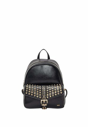 Mini zaino in pelle nera con borchie dorate, cinturino anteriore con fibbia, chiusura con zip e maniglia superiore.