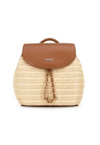 Piccola borsa a zainetto beige intrecciata con pattina in pelle marrone, manico superiore e chiusura con cordino in catena su sfondo bianco.