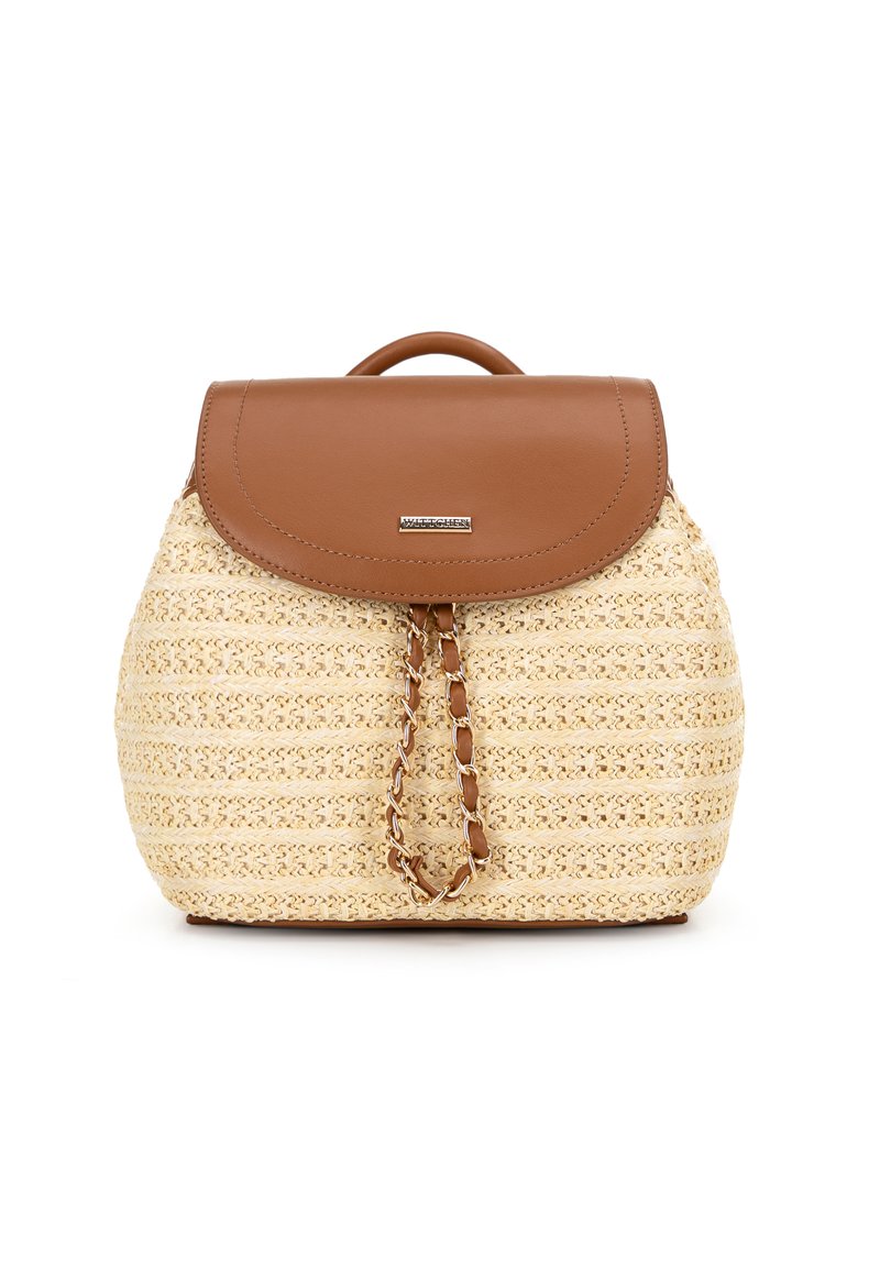 Piccola borsa a zainetto beige intrecciata con pattina in pelle marrone, manico superiore e chiusura con cordino in catena su sfondo bianco.