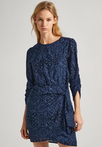 Námornícke šaty s dlhými rukávmi, kvetinový vzor v svetlejšej modrej farbe, zvýraznený pás s viazaným opaskom, krátka dĺžka, mäkká textúra látky.