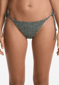 Bikini-Höschen mit grünem Leopardenmuster. Verfügt über verstellbare Seitenschnüre und ein tief sitzendes Design. Glatte Stofftextur.
