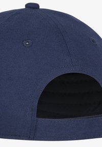Mornarska kapa za bejzbol s ukrivljenim vizirjem, teksturirano blago, prišiti detajli in nastavljivim zapiranjem s snapbackom na zadnji strani.