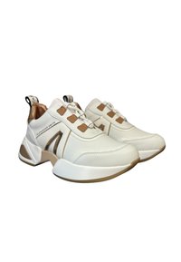 Sneakers bianchi in pelle con suola spessa, caratterizzati da accenti dorati, dettagli testurizzati e un design con lacci e una linguetta sul tallone.