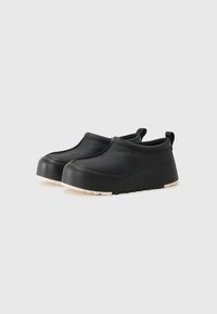 Fekete vízálló, slip-on cipők sima felsőrésszel, kerek orral és texturált talppal. Az eltérő, világos színű talp és a húzófülek jellemzik.