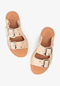 POPA MENORQUINA PLATAFORMA COLLAO TACHUELAS - Mules de tacón - beige