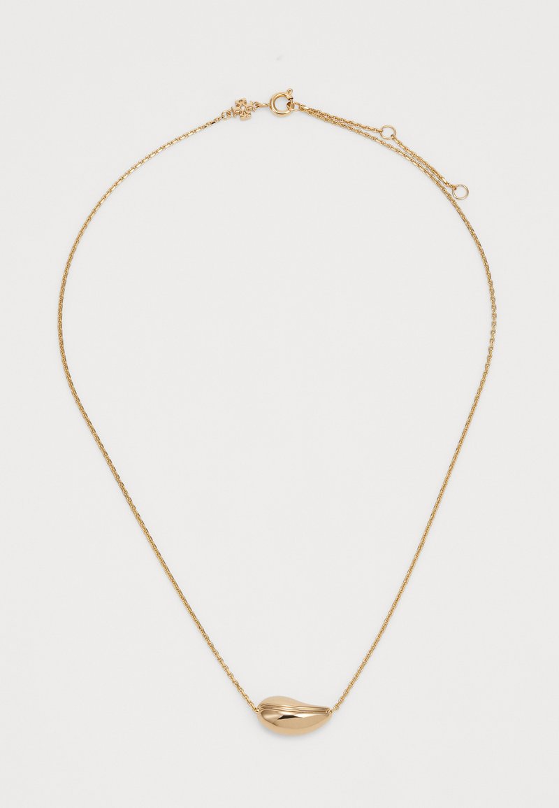 Zlatý přívěsek na náhrdelníku s zakřiveným, mušlovým designem připevněným k jemnému, delikátnímu řetízku. Obsahuje karabinkovou sponu na zapínání.