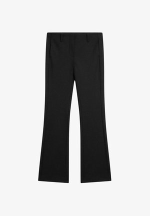 Schwarze, ausgestellte Hosen aus glattem Stoff, mit Vordertaschen und einem maßgeschneiderten Schnitt, der gepresste Falten für einen eleganten Look aufweist.
