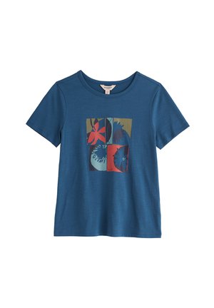 Camiseta azul de manga corta con cuello redondo y un gráfico cuadrado de flores en rojo, azul y verde oliva en la parte delantera.