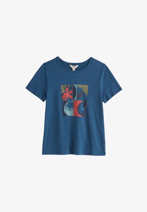 T-shirt bleu à manches courtes avec un col rond et un motif floral carré en rouge, bleu et vert olive sur le devant.
