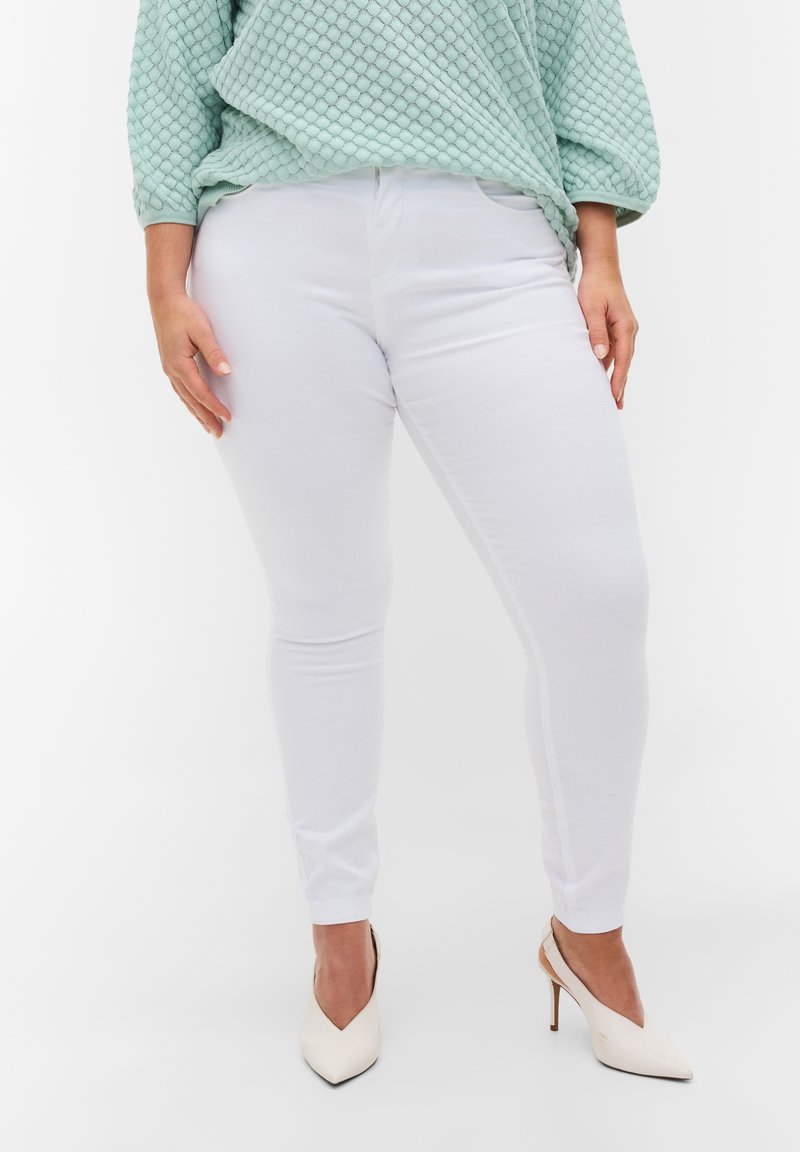 Zizzi - SUPER AMY WITH HIGH WAIST - Prigludę džinsai - white, Padidinti