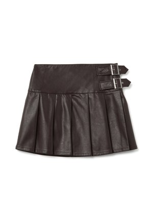 Falda miniplisada negra, hecha de material similar al cuero, con dos hebillas laterales y una cinturilla suave.