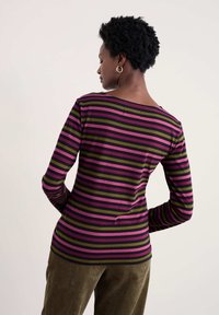 Prugasta majica dugih rukava u nijansama ružičaste, zelene i crne; ima U-izrez i prilagođen kroj s rebrastom teksturom.
