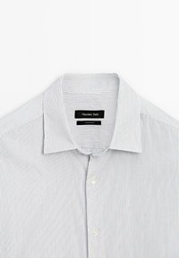Gestreept overhemd in wit en blauw, lichtgewicht stof, knoopsluiting, puntkraag, met subtiele gekleurde strepen en een merklabel.