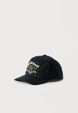 Sort baseballcap med buet skygge, med hvid og gul Brixton-mærketekst og logo på frontpanelet, isoleret på lys baggrund.