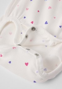Witte gestreepte bodysuit met kleine roze, paarse en blauwe hartjespatronen. Inclusief zilveren drukknoopjes bij de halslijn en onderkant.