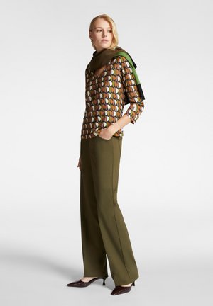 - Bluzka z długim rękawem