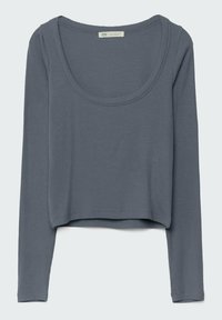 Długi rękaw, skrojony crop top w stonowanej szarości. Wykonany z teksturowanej tkaniny, z szerokim dekoltem w serek i dopasowanym krojem.