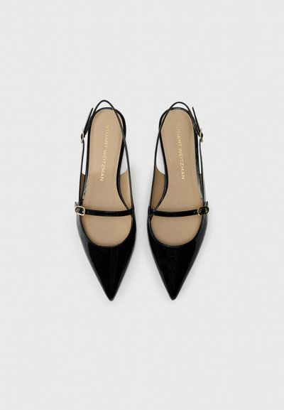 Mustat lakatut slingback-kengät, joissa on terävät varpaat, ohut hihna edessä ja kultasävyinen solkiyksityiskohta.