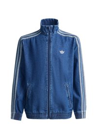 Giacca di denim blu scuro con collo alto, cerniera frontale e tasche laterali. Presenta il logo adidas bianco e due strisce orizzontali sulle maniche.