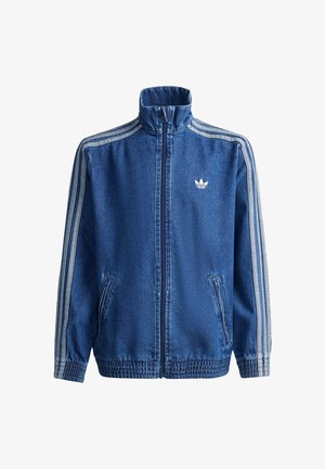 Dunkelblaue Jeansjacke mit hohem Kragen, Frontreißverschluss und seitlichen Taschen. Mit weißem adidas-Logo und zwei horizontalen Streifen an den Ärmeln.