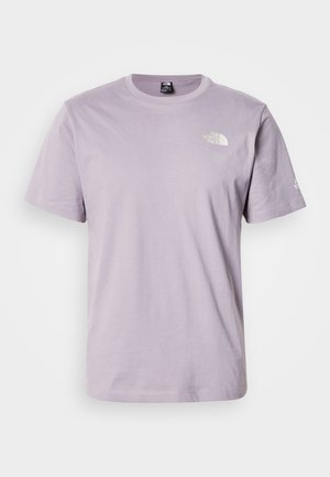 Világos levendula színű rövid ujjú póló, puha pamutból. Mellrészen kis fehér logóval, az ujjon finom mintával.