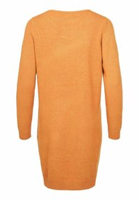 Oranges Strickkleid mit langen Ärmeln, rundem Ausschnitt sowie gerippten Bündchen und Saum. Der Stoff wirkt weich und hat eine glatte Textur.