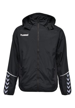 Schwarze Hummel-Sportjacke mit Kapuze, Frontreißverschluss, seitlichen Reißverschlusstaschen und einem Chevron-Muster an den unteren Ärmeln.