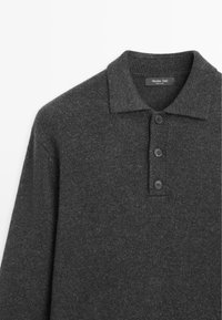 Tmavě šedá pletená polokošile s žebrovaným límcem, lištou se třemi knoflíky a dlouhými rukávy, s měkkou texturou a jednoduchým designem.