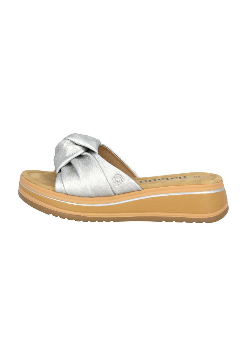 Zilveren leren slide sandaal met een geknoopte bovenkant, gevoerde binnenzool en een beige plateauzool met witte accenten en textuur voor extra grip.