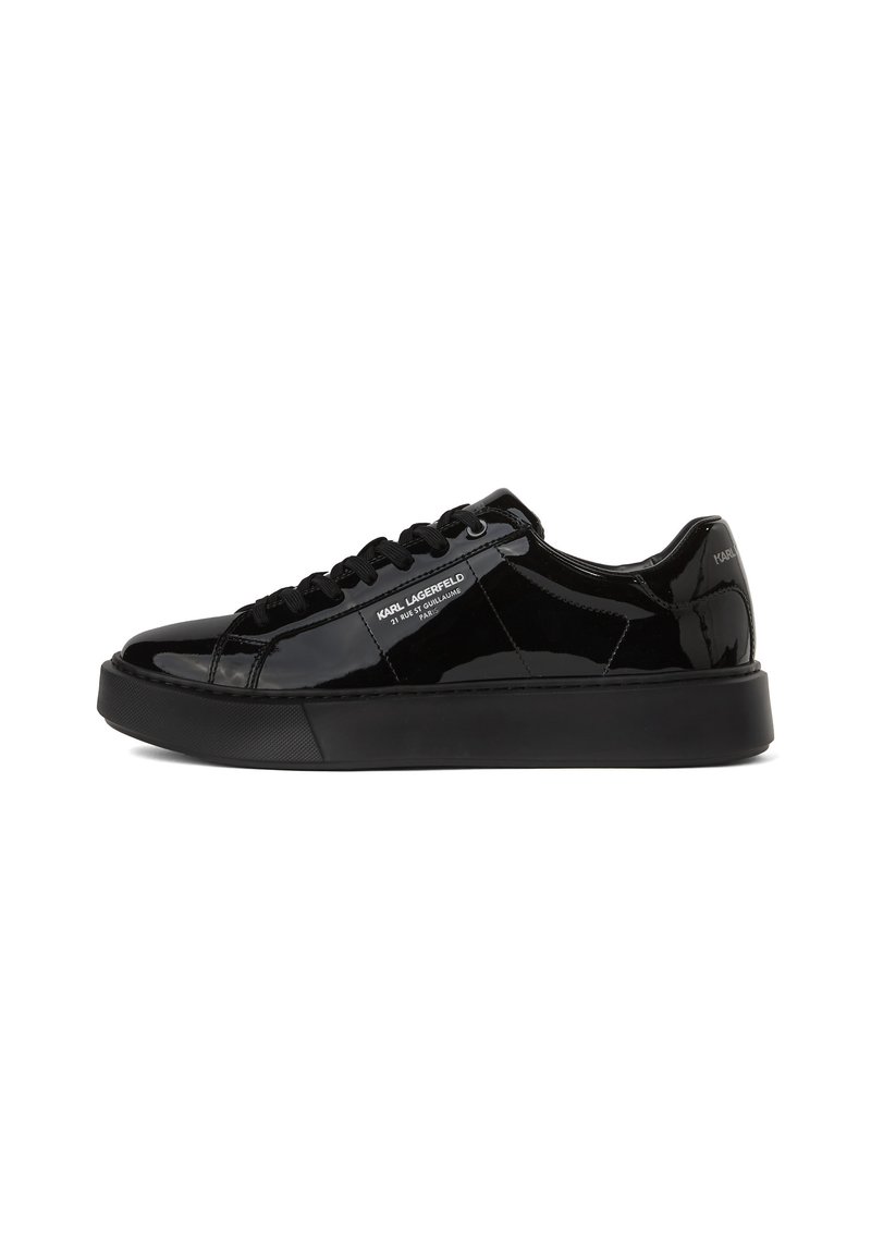 Sneaker in pelle verniciata nera con chiusura con lacci, collo imbottito e suola in gomma testurizzata. Presenta un dettaglio del logo sul lato.