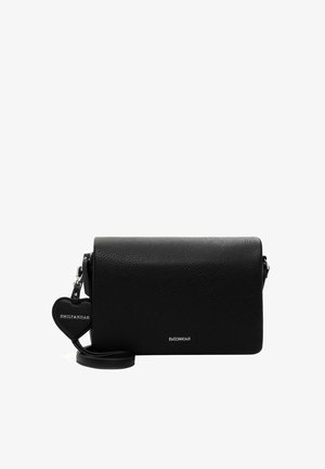 Zwart leren schoudertas met een gestructureerd oppervlak, zilveren hardware, een verwijderbaar hartvormig sieraad en een verstelbare schouderband.