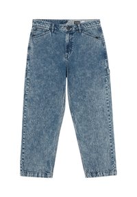 Jeans de mezclilla azul holgados con un acabado desgastado, cinco bolsillos y costuras visibles. La tela tiene una apariencia texturizada y un corte relajado.