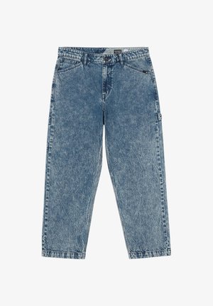 Jeans in denim blu svasati con un lavaggio sbiadito, cinque tasche e cuciture visibili. Il tessuto ha un aspetto testurizzato e una vestibilità comoda.