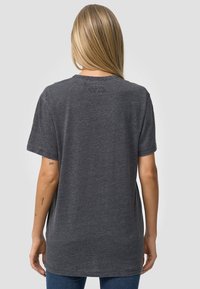 Grijze katoenen T-shirt met een relaxte pasvorm, korte mouwen, ronde halslijn en zichtbare stiksels details bij de zoom en mouwen.