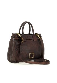 Borsa a mano in pelle marrone con doppi manici corti e una lunga tracolla. Presenta dettagli in metallo dorato e un accento borchiato sul davanti.