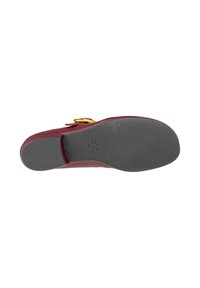Scarpa rossa in pelle con una finitura liscia, caratterizzata da un accento in fibbia dorata. La suola è grigia con una superficie decorata per una migliore aderenza.
