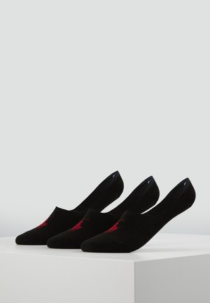 Schwarze tief ausgeschnittene Schuhe aus weichem Fabric, mit einem eleganten Design, glatter Textur und roten Logo-Akzenten an der Vorderseite.