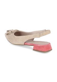Beige suedine slingback schoen met een strikdetail, lage roze blokhak, ronde neus en elastieken band voor een goede pasvorm. Glad binnenvoering.